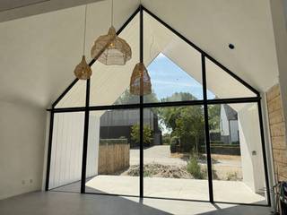 Een unieke woning waar licht, ruimte en indrukwekkende hoge plafonds samenkomen en zorgen voor een heerlijk, ontspannen vakantiegevoel – elke dag opnieuw.<br />De woning is ontworpen met oog voor openheid, comfort en beleving.<br />Indeling: Op het gelijkvloers bevindt zich een ruime, open leefruimte met een indrukwekkend plafond van maar liefst 5 meter hoog. De avondzon valt hier prachtig binnen en zorgt voor een warme, sfeervolle lichtinval. Op hetzelfde niveau bevindt zich een slaapkamer met een ensuite badkamer, uitgerust met een douche en lavabo. Het toilet is discreet weggewerkt in een nis.<br />Via de trap bereiken we het tuinniveau. Hier bevinden zich drie ruime slaapkamers, twee badkamers, een afzonderlijk toilet, een praktische wasberging en een bijzonder ruime technische berging met voldoende plaats voor fietsen en extra opslag.<br />Ook buiten wordt de woning verder afgewerkt. De tuin wordt voorzien van twee parkeerplaatsen en een trap die toegang geeft tot de technische berging.<br />De keuken wordt volledig en kwalitatief ingericht met alle nodige toestellen. Daarnaast wordt een indrukwekkende kastenwand voorzien, die niet alleen veel opbergruimte biedt, maar ook de mogelijkheid geeft om het interieur volledig naar eigen smaak en stijl af te werken.<br />Een woning met een uitgesproken karakter, veel licht en ruimte, en vooral: het gevoel van vakantie, gewoon thuis.<br />Sommige foto’s werden met behulp van AI bewerkt om de toekomstige afwerking te visualiseren.<br /><br />Financiële informatie:<br />Grondwaarde: €295.000 (exclusief registratiebelasting)<br />Constructiewaarde: €650.000 (exclusief btw)<br /><br />Bel Dries, ook op zon-en feestdagen, 0478/937.935, of kom langs op kantoor 'Immo Maritiem' naast het kerkje in Nieuwpoort-bad.