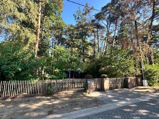 Rustig wonen in het groen van Sint-Job-in-’t-Goor!<br /><br />Deze mooie bouwgrond is gelegen in de Veenlaan, in een van de rustigste en meest aangename delen van Sint-Job. Een ideale plek om jouw droomwoning te realiseren, met volop ruimte en privacy.<br /><br />**Extra troef:** tijdens de bouw kan een vakantiewoning op het perceel een bijzonder praktische oplossing bieden. Zo geniet je al van de rust en het groen terwijl jouw nieuwe thuis wordt gebouwd. Een unieke kans voor wie rustig wil wonen én slim wil bouwen!<br />De aanwezige vakantiewoning biedt een ideale tijdelijke oplossing tijdens de bouw van je nieuwe droomwoning. Na de realisatie van de woning kan deze vakantiewoning eenvoudig worden afgebroken, zodat het perceel volledig kan worden ingericht volgens jouw wensen.