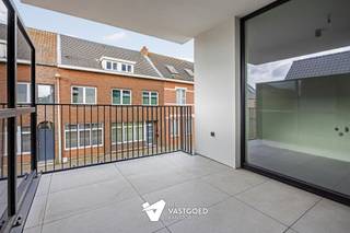 <p><span>Praktisch 2-slaapkamerappartement met terras op centrale ligging te Ham.</span></p><p><span> </span></p><p><span>Dit appartement op de eerste verdieping biedt 87,28 m² woonoppervlakte, 2 slaapkamers en een terras van 11,22 m². 6% BTW tarief mogelijk en E-peil 10 met vrijstelling van het KI in de eerste 5 jaar.</span></p><p><span> </span></p><p><span>De extra slaapkamer maakt dit appartement bijzonder veelzijdig: ideaal als kinderkamer, bureau, logeerkamer of dressing.</span></p><p><span> </span></p><p><span>De keuken kan nog volledig naar eigen voorkeur gekozen worden binnen het voorziene budget van 12.500 euro excl. btw. Zo creëert u meteen een woonst die aansluit bij uw eigen stijl.</span></p><p><span> </span></p><p><span>Dankzij vloerverwarming en koeling via geothermie, zonnepanelen, ventilatie D en E-peil 10 geniet u van comfort in elk seizoen.</span></p><p><span> </span></p><p><span>Een veelzijdig appartement dat perfect past bij wie extra ruimte zoekt.</span></p><p><span> </span></p>