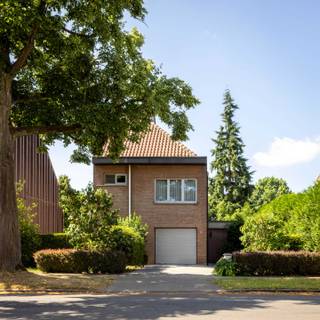 OPENDEURWEEKEND 18/04 en 19/04 (op afspraak)<br /><br />Mooie, halfopen bebouwing nabij centrum Edegem met zongerichte tuin<br />In de Molenlei omgeven door groen en op wandelafstand van Ford 5 bieden wij deze ruime halfopen woning aan met een prachtige, zongerichte tuin. Het perceel heeft een oppervlakte van 365m² en heeft een perfecte Z-W oriëntatie. Hier woont u rustig in een prachtig groene omgeving doch vlakbij het centrum met diverse scholen, winkels en een goede bereikbaarheid met zowel de wagen als het openbaar vervoer.<br />De woning wordt verkocht door de eerste eigenaar en is opgetrokken met duurzame en kwalitatieve materialen (o.m. afwerking rond de traptreden in Kempische steen, granieten werkblad in de keuken, schouw in natuursteen, enz.). Bovendien is de woning steeds goed onderhouden geweest en bezit ze een praktische indeling. <br />Indeling: Gelijkvloers: Inkomhal, gastentoilet, trap, garage (met sectionaalpoort), open woonruimte met zithoek, eethoek en volledig ingerichte keuken, veranda, terras, terrasberging, tuin<br />1ste Verdieping: 3 slaapkamers, badkamer<br />2de Verdieping: ruime zolder<br />Kom de woning gerust zelf ontdekken. Vraag een bezoek aan via info@elliz.be of via tel. 0470 54 17 14 (ELLIZ VASTGOED)<br />