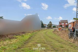 Voor meer info en foto’s, surf naar www.swevers.be – Deze bouwgrond in Laakdal vormt een interessante opportuniteit voor wie ruimte, rust en een toekomstgerichte woonomgeving weet te waarderen. Het perceel is gelegen in een residentiële buurt met een aangenaam groen karakter en biedt een mooie balans tussen openheid en privacy. Met een totale oppervlakte van 12 are en 63 centiare is er voldoende plaats om een kwalitatief woonproject te realiseren.<br />De bouwgrond beschikt over een perceelbreedte van 11 meter en een uitzonderlijke diepte van 91,95 meter. Dankzij deze gunstige vorm zijn er mogelijkheden voor het bouwen van een halfopen bebouwing, mits het bekomen van de nodige vergunningen. De noordelijke oriëntatie laat toe om de woning doordacht te positioneren en optimaal gebruik te maken van licht en ruimte. De royale diepte biedt bovendien tal van mogelijkheden voor een ruime tuin of extra buiteninrichting.<br />De ligging is een grote troef: rustig wonen met alle nodige voorzieningen binnen handbereik. Scholen bevinden zich op ongeveer 500 meter, wat het perceel bijzonder aantrekkelijk maakt voor gezinnen. Winkels, ontspanningsmogelijkheden en openbaar vervoer zijn vlot bereikbaar op circa 1 kilometer. Daarnaast liggen belangrijke invalswegen en snelwegen op ongeveer 3 kilometer, wat zorgt voor een goede verbinding met omliggende gemeenten en steden.<br />Deze bouwgrond combineert een mooie perceeloppervlakte met een praktische ligging en vormt een solide basis voor het realiseren van een comfortabele woning in Laakdal. Voor meer informatie, bel 011 255 155.