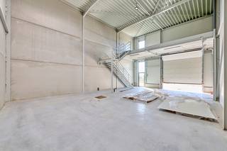 <strong>Nieuwbouwproject te Genk - BEDRIJVENPARK KOMPELLAAN</strong><br /><br />Bedrijvenpark Kompellaan: 21 moderne KMO-units langsheen de Kompellaan in Genk. Dit complex biedt kleine en middelgrote ondernemingen de perfecte plek om te starten, groeien en te innoveren. De unit 8 heeft een totaaloppervlakte van 269m² en beschikt over parkeerplaatsen. De unit wordt casco opgeleverd. Oplevering voorzien uiterlijk 31/12/2025.<br /><br /><strong>KMO-Unit 8</strong><br />- oppervlakte: 149m² gelijkvloers &amp; 45m² mezzanine<br />- staalstructuur met geïsoleerde wanden en dak<br />- sectionaalpoort 4mbr x 4,2mh<br />- privatieve parkeerplaatsen<br /><br />Voor meer info 011/39 90 50 of info@jansenrealestate.be
