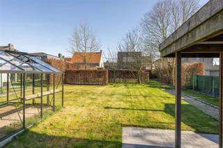 VRIJSTAANDE WONING MET 3 SLPS, GARAGE EN GROTE TUIN OP 696 M²Deze vrijstaande woning van 2010 is rustig gelegen langs de Wakkenstraat te Markegem. De...