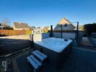 Breng een bezoek aan deze instapklare open bebouwing, voorzien van een inkomhall met gastentoilet, lichtrijke leefruimte en ingerichte keuken. Op het verdiep vinden we 4 slaapkamers en een badkamer met ligbad, wastafel en toilet. De zolder is te bereiken via een valtrap. Verder beschikt de woning over een ruime garage en een wasplaats. De woning beschikt over 2 aangelegde terrassen, waarvan 1 met jacuzzi en een aangelegde oprit met nog extra parkeerplaatsen. In de tuin is er ook een tuinhuis voorzien. De zonnepanelen bieden u nog certificaten tot 2031, met een opbrengst van +/- €1200/jaar. Topper ! Voor meer inlichtingen of een bezoek, contacteer Veronique 0483/676579