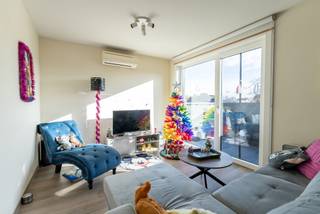 In het centrum van De Haan, in een bijzonder rustige en doodlopende straat, bevindt zich dit volledig gerenoveerde éénslaapkamerappartement , een ideale opbrengsteigendom of vakantieverblijf op wandelafstand van winkels, horeca, bos en strand.
Het appartement werd in 2016 volledig vernieuwd met oog voor comfort en energiezuinigheid. Dankzij zonnepanelen, verwarming en koeling via elektriciteit en nieuwe ramen geniet je van een gunstig energieverbruik en lage kosten. Bovendien is er geen lift, wat resulteert in zeer beperkte jaarlijkse lasten. Het zonnige terras met open uitzicht biedt een heerlijke plek om te ontspannen in alle rust, midden in het centrum.
Het appartement is momenteel verhuurd, waardoor het ook een interessante investeringsopportuniteit biedt met onmiddellijk rendement.
Op het gelijkvloers zijn er twee garageboxen (samen ca. 55 m², hoogte +3 m) die optioneel kunnen worden bijgekocht. Ze beschikken over een parkeerplaats voor de deur en zijn momenteel verhuurd voor meer dan €300/maand – ideaal voor wie extra rendement of opslagruimte wenst.
Met een conforme elektriciteitskeuring, EPC-label A, zonnepanelen en geen grote werken gepland, is dit een zorgeloze aankoop. Perfect onderhouden, energiezuinig en instapklaar, de perfecte keuze als vakantieappartement of investering aan zee.
👉 Plan je bezoek via els@keyimmo.be of 0468 13 77 64 en ontdek deze kans in het charmante De Haan.