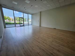 <strong>WINKELRUIMTE 4 VAN 122m² + 24,60m² KELDERBERGING GELEGEN IN HET WINKELCOMPLEX “KLOOSTERBEMPDEN” TE MAASEIK.</strong><br /><br />Het winkelcentrum “Kloosterbempden” is gelegen op 150m van de historische Markt van Maaseik. U vindt hier verschillende gevestigde ketens terug, zoals: Colruyt, Hema, Kruidvat, Pearle en Action.<br /><br /><strong>KENMERKEN</strong><br />- Oppervlakte gelijkvloers: 122m² (bruto).<br />- Stopcontacten en verlichting voorzien.<br /><br /><span><strong>KELDERVERDIEPING<br /></strong>- Berging (24,60m²): watermeter.<strong><br /><br />GELIJKVLOERS<br /></strong>- Winkelruimte (11,90m x 9m + 6m x 2,5m= 114m²): deur naar kelderberging, laminaat.<br />- Berging (5m x 4m = 20m²): betonvloer.<br /></span>- Gastentoilet.<br /><br /><strong>INGROEIHUUR:</strong><br />Om u als ondernemer alle slaagkansen te geven, wordt er gewerkt met een <strong>ingroeihuur </strong>waarbij de huurprijs in de eerste 3 jaar lager ligt en er pas vanaf het 4de jaar een marktconforme huurprijs wordt gehanteerd.<br /><br /><strong>EXTRA INFORMATIE<br /></strong>- Gemeenschappelijke kosten: info volgt.<br />- Aanvaarding huurder steeds in overleg met verhuurder. Onroerende voorheffing, kosten/verbruik nutsvoorzieningen ten laste van huurder.<br />- EPC in opmaak<br /><br />Bekijkt u deze advertentie via een aanverwante vastgoedsite, surf dan zeker naar onze website <strong>www.N78vastgoed.be</strong> voor een uitgebreide beschrijving en plannen. Meer info: <strong>+32 (0)89 86 18 88</strong> of <strong>info@N78vastgoed.be</strong>.