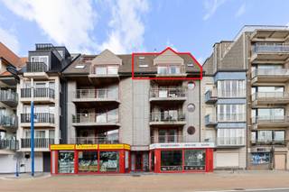 <p><strong>Ruim 1-slaapkamer appartement met twee zongerichte terrassen in Koksijde</strong></p>
<p>Koksijde : Dit charmante appartement biedt een ruime en lichtrijke leefruimte met open keuken en een grote slaapkamer die uitgeeft op een comfortabel terras. Dankzij de twee zongerichte terrassen geniet je de hele dag van het buitenleven en van de zeebries. De badkamer is uitgerust met douche of bad en lavabo. Het appartement bevindt zich op een centrale ligging in Koksijde, op wandelafstand van het strand, winkels en openbaar vervoer. Ideaal als tweede verblijf, investering of als knus woonappartement voor wie wil genieten van het leven aan de kust.<br /><br />Troeven : </p>
<ul><li>2 zongerichte terrassen! </li><li>Recente constructie! </li><li>Ruim appartement! </li></ul>
<br />Meer informatie? Contacteer ons op 058 51 23 23 of op christian@eraservimo.be<br />