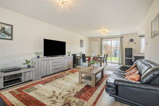 In een rustige en aangename woonwijk met ruime parkeermogelijkheden bevindt zich deze prachtige, volledig gerenoveerde woning. Dankzij de...