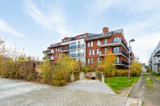 Nabij het treinstation van Kontich-kazerne vinden we dit modern fris appartement (eerste verdieping, lift).  We nemen de lift naar de eerste...