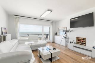 Op een uitzonderlijke ligging aan de Zeedijk van Blankenberge, vlak bij het Oosterstaketsel en de jachthaven, bevindt zich dit volledig gerenoveerde tweeslaapkamerappartement. Dankzij de moderne afwerking, het gunstige EPC en de prachtige verzichten is dit een ideale woonst voor wie op zoek is naar een unieke woonervaring aan zee.<br /><br />Dit stijlvolle appartement van 73 m² werd met oog voor kwaliteit vernieuwd en is volledig instapklaar. De lichtrijke leefruimte sluit aan op het terras, waar u dagelijks geniet van een overweldigend uitzicht op de kustlijn. De strakke, moderne afwerking zorgt voor een exclusieve uitstraling. Verder beschikt het appartement over een volledig uitgeruste keuken, twee volwaardige slaapkamers, een apart gastentoilet en een verzorgde badkamer. De topligging op de Zeedijk van Blankenberge, op wandelafstand van het Oosterstaketsel, winkels, horecazaken en de jachthaven, maakt dit een bijzonder interessante opportuniteit, zowel als vaste woonst, tweede verblijf of investering.<br /><br />Ook op technisch vlak scoort dit appartement uitstekend. Met een gunstig EPC-label C en individuele centrale verwarming op aardgas geniet u van een energiezuinige en comfortabele woonomgeving. Bovendien beschikt het appartement over een privatieve kelderberging in het gebouw, ideaal als extra opslagruimte.<br /><br />Benieuwd naar dit appartement te koop in Blankenberge? Neem vandaag nog contact op met Immo Francois en plan een bezoek. <br /><br />Denkt u eraan om uw woning in Blankenberge te verkopen? Neem vrijblijvend contact op met Iben van Immo Francois in Blankenberge voor een gratis schatting via iben@immofrancois.be.<br /><br />