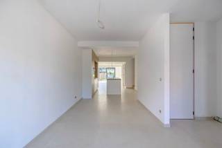 <p>Ontdek deze volledig gerenoveerde gezinswoning aan Heieinde 41 in Oud-Turnhout. Dankzij de centrale ligging bevinden winkels, scholen, openbaar vervoer en andere dagelijkse voorzieningen zich op korte afstand. De woning wordt volledig afgewerkt volgens het voorziene lastenboek.<br /><br /><span></span>Binnen geniet u van lichtrijke, open leefruimtes die zorgen voor een aangenaam gevoel van ruimte en comfort. Daarnaast beschikt de woning over drie volwaardige slaapkamers en een ruime badkamer. Buiten vormt de zuidgerichte tuin met terras een absolute troef. Hier geniet u in alle rust van een mooi zicht op het omliggende groen.<br /><br />Indeling:<br />Gelijkvloers: <br />- Inkomhal<br />- Gastentoilet<br />- Volledig geïnstalleerde keuken<br />- Leefruimte met zicht op de tuin<br />- Wasplaats/berging<br /><br />Eerste verdieping: <br />- Slaapkamer 1 (18,9<span>m²)</span><br />- Slaapkamer 2 (12,2<span>m²) met aansluitend terras</span><br />- Badkamer met inloopdouche, dubbele lavabo en toilet<br /><br />Tweede verdieping: <br />- Bereikbaar via een vaste trap<br />- Slaapkamer 3 (32,9<span>m²) met aansluitend terrras</span><br /><br />Troeven: <br />- Volledig gerenoveerd<br />- Gunstige EPC<br />- Centrale ligging<br />- 3 volwaardige slaapkamers<br />- Aparte wasplaats<br />- Zuidgerichte tuin<br /><br />Mis deze kans niet en plan een bezoek in!<br /><br />0497 27 14 64<br />camilla@albert.immo<br />www.albert.immo<br /><br />Bij Albert kom je thuis!<br /><br />Voor alle foto's en interactieve plannen verwijzen wij naar onze website: www.albert.immo</p>