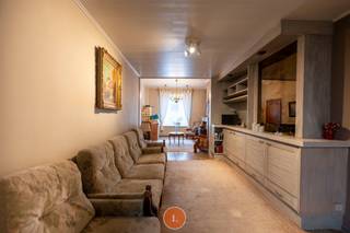 Bij het betreden van de woning kom je terecht in een <strong>inkomhal</strong> die toegang biedt tot de boven verdieping, de <strong>ruime kelder</strong> en de woning.<br /><br />De woning heeft een<strong> ruim woongedeelte</strong> waar <strong>voldoende plaats</strong> is voor een grote eettafel en een comfortabele zithoek met <strong>aansluitend</strong> een <strong>keuken</strong>, de keuken heeft toegang naar de tuin<strong> </strong>maar ook het verdere gedeelte van de woning. De <strong>badkamer</strong> is voorzien van een <strong>bad</strong> en lavabo, er is een <strong>apart toilet</strong>. Verder is er nog een ruimte voorzien voor een <strong>wasplaats</strong> of bijkeuken.<br /><br />Op de boven verdieping zijn er <strong>2 ruime slaapkamers</strong> en een <strong>vaste trap</strong> naar de zolder. De <strong>zolderverdieping</strong> biedt extra ruimte en kan perfect omgevormd worden tot een derde slaapkamer.<br /><br />Er is een <strong>zuidwest</strong> gerichte <strong>tuin</strong> aanwezig van ongeveer 215m².<br /><br />Deze woning biedt de kans om alles naar hedendaagse normen te brengen en naar eigen smaak in te richten.<br /><br /><span><strong>Pluspunten:</strong></span><br />- goede ligging<br />- grote leefruimte<br />- tuin<br /><br />* Laat u zeker niet afschrikken door het EPC en de renovatieplicht. Mits dakisolatie zorgt dit voor een aanzienlijk positief effect! <br /><br />Heeft u interesse in meer informatie of een bezoek aan deze woning? Aarzel niet om contact op te nemen met Kimberly via 0470574605.<br />