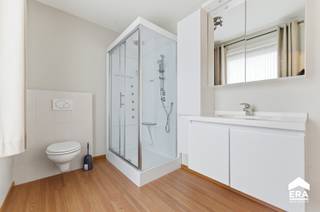 <p>Te koop: recente woning met 3 slpk en garage, gelegen aan de Dikkebusstraat 137, Loker.</p>

<p> </p>

<p>Deze woning, gebouwd in 2006, combineert een gunstige ligging met een energiezuinig EPC-label C. Doorde recente bouw geniet je van een moderne indeling en hedendaagse standaarden.</p>

<p> </p>

<p>Belangrijkste ruimtes:<br />• Lichtrijke woonkamer met aansluitende eethoek<br />• Afzonderlijk toilet in de inkom<br />• Functionele keuken met voldoende opbergruimte.<br />• 3 volwaardige slaapkamers<br />• Badkamer met douche, tweede toilet en lavabo.<br />• Garage met extra bergruimte.<br />• Koer.<br />• Ruime geïsoleerde zolder.</p>

<p> </p>

<p>Troeven:<br />• Recente woning (bouwjaar 2006) met moderne indeling.<br />• Centrale ligging in Heuvelland.<br />• Gunstig EPC-label C voor lagere energiekosten.</p>

<p> </p>

<p>Neem vandaag nog contact op met je ERA-makelaar voor een bezoek.</p>

<p> </p>

<p>JOUW DROOMHUIS. ZO GEVONDEN!</p>