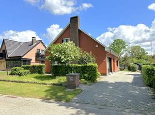 Bent u op zoek naar een woning met veel potentieel, een praktische indeling en een rustige ligging in een aangename woonomgeving? Dan is...
