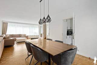 <strong>Ruime bel-etagewoning met 4 slaapkamers, garage en tuin.</strong><br /><br />Deze ruime bel-etagewoning van 179m² is praktisch ingedeeld over<strong> drie woonniveaus</strong> en beschikt over maar liefst<strong> vier slaapkamers</strong>, een <strong>garage </strong>en een <strong>tuin</strong>. Deze woonst is ideaal gelegen vlak bij invalswegen, scholen, openbaar vervoer en winkels.<br /><br /><strong>Indeling:</strong><br /><strong>Gelijkvloerse verdieping</strong><br />- Inkomhal<br />- Garage<br />- Slaapkamer 1<br /><br /><strong>Eerste verdiep</strong><br />- Leefruimte<br />- Keuken<br /><br /><strong>Tweede verdieping</strong><br />- Slaapkamer 2<br />- Slaapkamer 3<br />- Slaapkamer 4<br />- Badkamer met douche<br /><br /><strong>Bijzonderheden</strong><br />- Mobiscore van <strong>8,9/10</strong><br />- <strong>Elektrische </strong>installatie is <strong>conform</strong><br />- <strong>EPC B </strong>(160 kWh / (m² jaar))<br />- <strong>Asbestveilig </strong>met attestnummer 20260417-000140.000<br />- Dubbele beglazing met <strong>PVC </strong>schrijnwerk<strong><br /></strong>- Ruime tuin van <strong>ca. 96m²</strong> <br />- <strong>Garage </strong>met automatische sectionale poort<br />- <strong>Oprit</strong><br /><br /><em>Stedenbouwkundige info in aanvraag.</em>