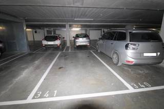 Deze ondergrondse staanplaats is gelegen in het centrum van Roeselare (De Munt). (verdieping -2)<br />Het complex is afgesloten met een slagboom en is zeer makkelijk te bereiken via de Henri Horriestraat. <br /><br />Beschikbaar vanaf 1/10/2026. Huur per maand: 80 euro/mnd. <br /><br />Contacteer ons voor meer informatie.