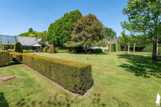 Unieke villa met binnenzwembad, vijver, polyvalente ruimte en garage op 15.399m² te Lier/Koningshooikt. <br /><br />Algemeen:<br />- Mooie villa met binnenzwembad<br />- Gelegen op een prachtig perceel van 15.399 m²<br />- Achtergelegen polyvalente ruimte (ca. 315m²)<br />- Achtergelegen garage/magazijn met aparte ingang (ca. 611 m²)<br />- Conciërgewoning (ca. 105m²) boven polyvalente ruimte<br />- Grote vijver<br />- Woning is deels verbouwd in 2006<br />- Keuken vernieuwd in 2021<br />- Nieuw dak op bijgebouw in 2024<br />- Top EPC score: 120 kWh/m²/jaar (label B)<br />- 102 zonnepanelen op het magazijn<br />- Prachtige orangerie met bbq/haard<br /><br />Indeling:<br />De kwalitatieve villa gelegen met grote leefruimte, eetkamer, keuken, binnenzwembad, bar, sauna, grote tuinkamer/orangerie,... Deze villa beschikt over een mooi aangelegde tuin met grote vijver. Op de eerste verdieping van de woning zijn 5 slaapkamers en 3 badkamers gelegen. In de slaapkamers is bovendien ook airco aanwezig. <br /><br />Daarnaast is er een verbinding op het gelijkvloers tussen de woning en de polyvalente ruimte en het magazijn. Achteraan is een groot magazijn/garage aanwezig, deze is toegankelijk via een poort en een aparte in- en uitrit aan de straatkant.<br />Boven de polyvalente ruimte is een conciërgewoning van ca. 105 m² met 2 slk, badkamer, leefruimte met open keuken en terrasje.<br /><br />Voor de exacte indeling bekijk de plannen op onze website.