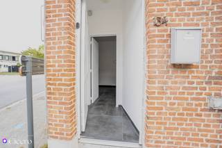 Cette maison jumelée rénovée à Malines offre une surface habitable de 120 m2, répartie sur quatre chambres et une salle de bain. La propriété comprend un jardin, un garage et une cave, offrant ainsi un espace de rangement et un confort supplémentaires. Les rénovations récentes confèrent à la propriété un aspect frais. Avec une classe EPC D, la maison est économe en énergie. L'aménagement spacieux et la présence d'un jardin en font une option attrayante pour ceux qui recherchent une maison familiale confortable.
