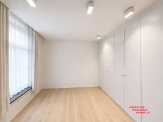 Dit prachtig appartement bevindt zich in het hart van Brugge, vlakbij de Kartuizerinnenkapel en op slechts 50 meter van de markt. Het gebouw dateert uit 2019 en combineert een moderne uitstraling met de charme van de binnenstad. Dankzij de uitstekende ligging geniet u hier van alle stedelijke voorzieningen binnen handbereik.<br /><br />Het appartement beschikt over twee ruime slaapkamers en een volledig afgewerkte badkamer met inloopdouche, dubbele lavabo en wc. De bewoonbare oppervlakte bedraagt 120 m², met een hoogwaardige afwerking en een exclusieve residentiële uitstraling, waaronder een stijlvolle parketvloer in de leefruimte. Hierdoor ontstaat een warme en uitnodigende sfeer, ideaal om tot rust te komen.<br /><br />Daarnaast behoort een ruime kelder tot het pand, wat extra opslagmogelijkheden biedt. <br />Dit appartement is een ideale combinatie van comfort, ruimte en locatie in het historische Brugge.<br /><br />* hoogstaande afwerking<br />* 50m van de markt<br />* totale oppervlakte 120 m2<br />* epc : Label B 132 kWh ( m2/ jaar )