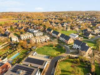 Wonen in het groen, met alles dichtbij: Smeskeshof in Waregem is een kleinschalig nieuwbouwproject met moderne, landelijk geïnspireerde woningen waar ruimte en comfort centraal staan.Elke woning beschikt over 3 of 4 volwaardige slaapkamers en is ontworpen om mee te groeien met je gezin. Extra troef: de zolderverdieping kan je naar wens afwerken tot een 4e of zelfs 5e slaapkamer, hobbyruimte, bureau of speelzolder.Dankzij de nieuwste technieken geniet je van hedendaags wooncomfort en een energiezuinige toekomst. De indeling is praktisch en licht, met aangename leefruimtes en een warme, tijdloze uitstraling.Waarom kiezen voor Smeskeshof?- Moderne, landelijke architectuur- 3 of 4 slaapkamers, uitbreidbaar via zolder- Nieuwste technieken en hedendaags wooncomfort- Rustige ligging in Waregem, met vlotte bereikbaarheidOntdek jouw nieuwe thuis in Smeskeshof; waar stijl, ruimte en toekomstgericht wonen samenkomen. Neem contact op voor plannen, prijzen en beschikbaarheden.