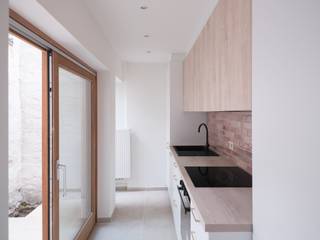 Bent u op zoek naar een gerenoveerde gezellige woning op een toplocatie vlakbij Gent (Ledeberg)? <br />Dan is dit zeker iets voor u! <br /><br /><u><strong>BEZOEKMOMENT WOENSDAG 10 DECEMBER, VERPLICHT IN TE SCHRIJVEN VIA elisa@ocvastgoed.be of 0468 45 65 26! </strong></u><br /><br />Deze charmante woning ligt op een uiterst gunstige locatie, op vijf minuten rijden van de E40/R4, vlak bij een tramhalte en op slechts tien minuten fietsen van het centrum van Gent.<br /><br />Tussen 2023 en 2025 werd het huis volledig gerenoveerd met kwalitatieve materialen. Nieuwe ramen en deuren, een moderne keuken en badkamer, en een vernieuwde binnenafwerking werden gecombineerd met het behoud van authentieke elementen zoals de houten trap en vloeren.<br />Dankzij conforme elektriciteit, een nieuwe wateraanvoer en -afvoer, dak- en muurisolatie en een hoogrendement condensatieketel behaalt de woning een energiezuinig EPC-label B, zonder renovatieplicht.<br /><br />De inkomhal leidt naar een lichtrijke eetplaats met open keuken, een apart toilet en een gezellige koer.<br />Op de eerste verdieping bevinden zich een leefruimte en een slaapkamer; op de tweede verdieping een badkamer en een tweede slaapkamer.<br />Onder het dak ligt een veelzijdige zolder die perfect kan dienen als extra slaapkamer, bureau of bergruimte.<br />Deze instapklare woning biedt comfort, karakter en een uitstekende bereikbaarheid — ideaal voor wie zorgeloos dicht bij de stad wil wonen<br /><br />Bruto vloeroppervlakte (opgemeten volgens EPC) : 82 m2.<br /><br />Stedenbouwkundige inlichtingen: bouwvergunning, geen verkavelingsvergunning, woongebied, voorkooprecht, geen gerechtelijke herstelmaatregel of bestuurlijke maatregel opgelegd.<br />Geen risicozone overstromingsgevoelig gebied. P-score = A, G-score = onbekend, geen renovatieverplichting <br />Elektriciteit conform <br />EPC: 120 kWh (B)<br /><br /> 