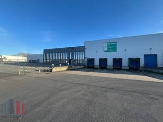 Logistiek bedrijfsgebouw bestaande uit een magazijn (7.663 m²) in combinatie met kantoren te huur in Zele. Uitstekend gelegen in de industriezone...
