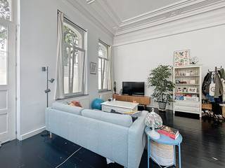 Dit instapklaar appartement in het bruisende centrum van Kortrijk is de ideale plek voor wie op zoek is naar een comfortabele woonst met alle voorzieningen binnen handbereik.<br /><br />De indeling van dit appartement is als volgt:<br />- ruime leefruimte met veel natuurlijke lichtinval<br />- open keuken<br />- slaapkamer<br />- badkamer voorzien van douche, lavabo en wasmachine-aansluiting<br />- praktische berging<br />- extra kelderberging (privé)<br /><br />Algemeen: <br />- geen extra kosten <br />- centrale ligging<br />- stijlvol en karaktervol appartement<br />- hoekappartement<br /><br />Interesse? Vraag snel een bezoek aan via www.dewaele.com!