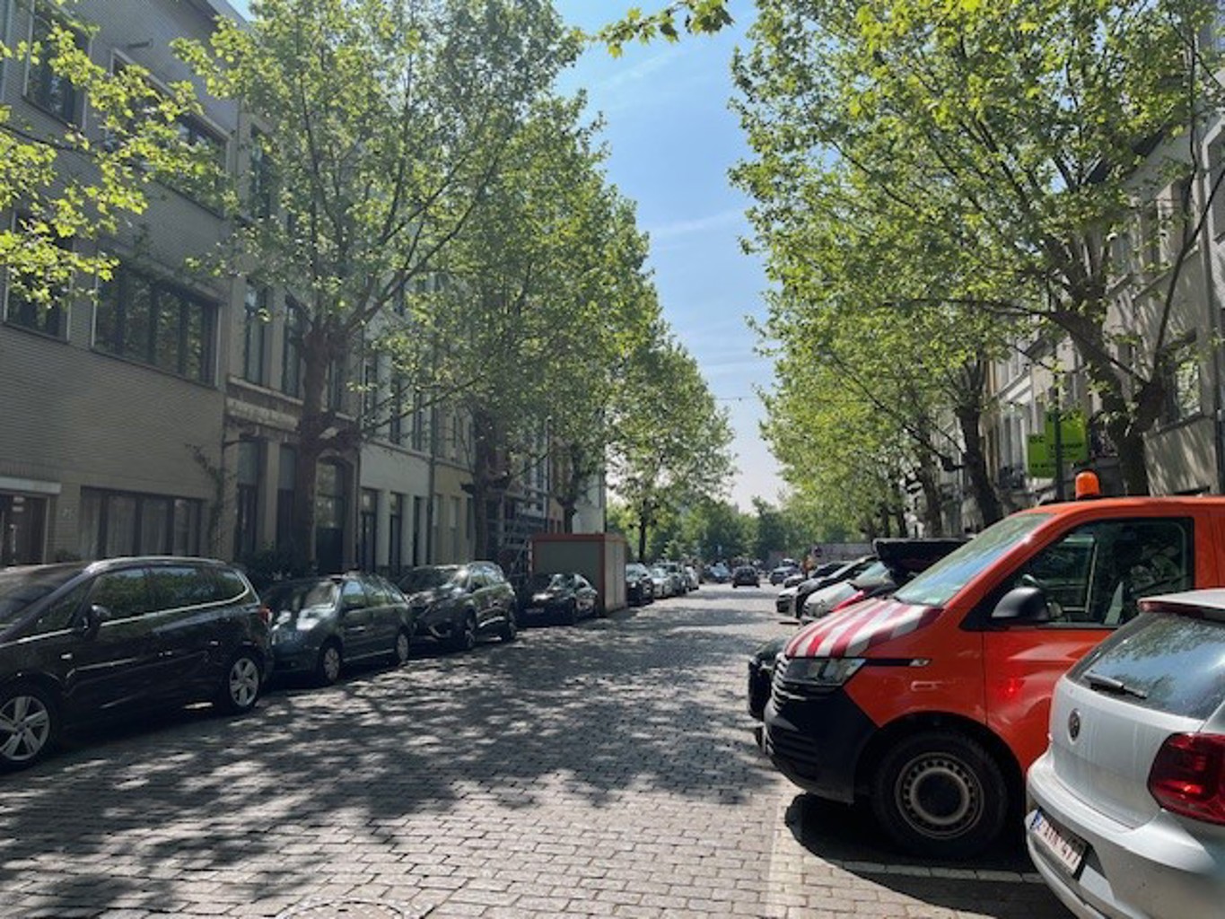 Huis met 3 appartementen, 1 studio en autostaanplaatsen. - foto 3