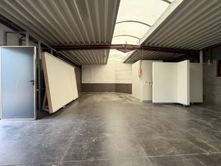Goed en vlot bereikbaar gelegen opslagruimte met een oppervlakte van 150 m² op industrieterrein De Schatting te Zedelgem.Het magazijn/opslagruimte...