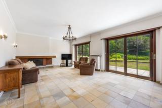 In de prestigieuze Koning Leopold III-laan, één van de meest gegeerde straten van Heverlee, presenteren wij u deze statige villa. Perfect onderhouden en ideaal gelegen, op een boogscheut van Heverleebos, het Arenbergkasteel en IMEC, en op wandelafstand van de markt van Heverlee en H. Hart Instituut en campus UCLL. Bovendien geniet u hier van een vlotte verbinding met alle belangrijke invalswegen. Bij het binnenkomen ervaart u meteen de grandeur van deze woning. De statige inkomhal leidt naar de lichtrijke woonkamer met eetplaats, waar u geniet van een mooi zicht op de goed onderhouden, zuidwestgerichte tuin. De afgesloten keuken is voorzien van een gezellige ontbijthoek. Verder beschikt het gelijkvloers over een lees-, tv-kamer of bureel, een gastentoilet, een zonneterras en een ruime, aparte garagebox met plaats voor twee wagens achter elkaar. Op de eerste verdieping vindt u vier ruime slaapkamers en een kleinere, een badkamer en een apart toilet. De zolder en de volledige onderkeldering bieden daarnaast heel wat extra stockagemogelijkheden. Deze villa werd gebouwd met hoogwaardige en duurzame materialen, maar dient opnieuw geactualiseerd te worden naar de hedendaagse standaarden. Naast de woning is er bovendien voldoende parkeergelegenheid. Topligging, tijdloze klasse en zonovergoten terrassen maken deze villa uniek. Mits de nodige actualisaties wordt dit uw future-proof droomwoning. Renovatieplicht van toepassing.<br /> 