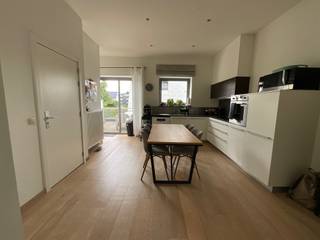 <p><span> </span>2 slp appartement met parking en terras</p><p>Dit duplex-appartement heeft een bewoonbare oppervlakte van 85 m² en ligt op wandelafstand van het stadscentrum Aalst, bushaltes en winkels.</p><p>Het appartement bestaat uit een ruime woonkamer, een eetkamer met een open keuken die is uitgerust met een oven, vaatwasser en koelkast, twee slaapkamers, een badkamer, een handige wasplaats en extra berging. Alsook nog een leuk dakterras.</p><p>Dit pareltje is uitgerust met alle hedendaagse technieken.</p><p>Is beschikbaar vanaf 01/12/2026.</p><p>Voor meer informatie neem contact op via info@derick.be</p>