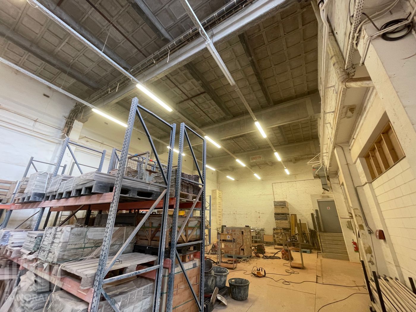 Functioneel bedrijfsgebouw bestaande magazijn met kantoren - foto 5
