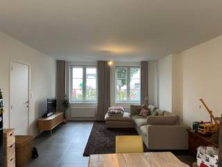 <div>Recente gezinswoning in een kindvriendelijke buurt omvat inkomhal met gastentoilet, woonkamer met ingerichte keuken, ruime berging/wasplaats, nachthal, badkamer, 3 slaapkamers, bergzolder en terras met tuin.<br /> </div>