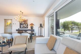 <br />Situé au 3e étage de la nouvelle résidence The Waves, nous vous proposons un superbe appartement meublé avec une grande terrasse.<br />L’appartement se compose d’un hall d’entrée, d’un vaste séjour avec cuisine ouverte entièrement équipée, d’un débarras avec chauffage individuel, de deux chambres avec lit double, d’une grande salle de bains avec douche à l’italienne et deux lavabos, ainsi que d’un WC séparé.<br />Le séjour et les deux chambres donnent accès à une magnifique terrasse où vous pourrez profiter du soleil de l’après-midi et du soir.
<ul>
	<li>Disponible immédiatement</li>
	<li>Meublé</li>
	<li>Chauffage individuel au gaz naturel</li>
	<li>Finitions luxueuses et grande terrasse</li>
	<li>Provision pour charges communes 85€/mois</li>
	<li>PEB 40</li>
</ul>