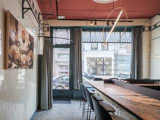 <span><span><span><span><span><span><span><span><span><span>Karaktervol handelspand ingericht als restaurant met een duplex 2-slaapkamer appartement.</span></span></span></span></span></span></span></span></span></span><br /><span><span><span><span><span><span><span><span><span><span> </span></span></span></span></span></span></span></span></span></span><br /><span><span><span><span><span><span><span><span><span><span>Dit authentieke handelspand bevindt zich in een bruisende buurt waar horeca, design en lifestyle samenkomen. De centrale ligging en de uitstekende bereikbaarheid maken van deze locatie een bijzonder plek in de stad. </span></span></span></span></span></span></span></span></span></span><br /><span><span><span><span><span><span><span><span><span><span> </span></span></span></span></span></span></span></span></span></span><br /><span><span><span><span><span><span><span><span><span><span>Het restaurant met volledig ingerichte keuken beslaat de gelijkvloerse en eerste verdieping en is bijzonder smaakvol en hoogwaardig afgewerkt. Voorin bevindt zich de bar en aperitiefruimte, ondergebracht in een voormalige slagerij waar authentieke elementen zoals originele wandtegels, rekken, vleeshaken en een oude koelkast bewaard zijn gebleven. Centraal ligt de eetzaal, met plaats voor ongeveer 30 gasten. Achteraan vinden we de keuken en koer met koelcel terug. <br /><br />Op de eerste verdieping van het hoofdgebouw (vooraan) bevinden zich het sanitair en een ruime vergaderzaal, die ook kan worden ingericht als private diningruimte. In het bijgebouw (achteraan) zijn op de eerste en tweede verdieping een douchekamer, toilet en extra opslagruimte / bureauruimte voorzien.</span></span></span></span></span></span></span></span></span></span><br /><span><span><span><span><span><span><span><span><span><span> </span></span></span></span></span></span></span></span></span></span><br /><span><span><span><span><span><span><span><span><span><span>Op de bovenverdiepingen van het hoofdgebouw bevindt zich een duplexappartement met twee slaapkamers, doordrenkt van karakter en vol charme.</span></span></span></span></span></span></span></span></span></span><br /><span><span><span><span><span><span><span><span><span><span> </span></span></span></span></span></span></span></span></span></span><br />Aanvullende troeven zijn de twee ruime, functionele kelders, evenals de recent geïnstalleerde warmtepomp en het akoestische plafond in het restaurant, die zowel comfort als functionaliteit verhogen.<br /><br /><span><span><span><span><span><span><span><span><span><span>Dit pand heeft een verhuurwaarde van €3.750 per maand. </span></span></span></span></span></span></span></span></span></span>