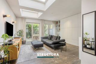 Prachtig modern gelijkvloers appartement met een aangename terras/binnenplaats.Structura biedt u deze prachtige eigendom aan in hartje Brussel.Het appartement, in een eigentijdse/moderne stijl met een voorgevel vol charme, instapklaar. Deze kwaliteitswoning, gelegen op de gelijkvloerse verdieping, beschikt over heel wat natuurlijk daglicht, een moderne indeling, een ruime leefruimte, een fietsenstalling en nog veel meer... De indeling van het appartement is als volgt: - Niveau -1: een slaapkamer met badkamer (bad en inloopdouche), voldoende extra ruimte voor eventueel een dressing.- Gelijkvloers: ruime, lichtrijke leefruimte met moderne open keuken, een kantoorruimte (op mezzanine), wc en een aangename terras/binnenplaats.- 1e verdieping: een kinderkamer/kantoorruimte.Kenmerken: - Modern interieur met authentieke gevel - Praktische en moderne indeling- Fietsenstalling - Aangenaam terras/binnenplaats- Individuele water, gas- en elektriciteitsmeters- Veel natuurlijk daglicht- Elektriciteit: conform.- Instapklaar- Kelder - Ideale ligging: strategische locatie, vlakbij de belangrijkste toegangswegen, openbaar vervoer, scholen, winkels en andere voorzieningen (leuke bars en restaurants), op wandelafstand van de Grote Markt van Brussel Meer informatie of een bezichtiging? Neem contact op met STRUCTURA op 02/460 80 46 of via mail op info@structura.be.
