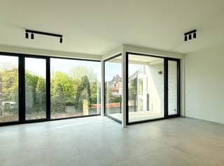 Ontdek dit moderne appartement op de tweede verdieping, waar comfort, licht en energiezuinig wonen perfect samenkomen.<br /><br />Indeling: inkom, berging, apart toilet, badkamer met inloopdouche, lavabomeubel en handdoekradiator, ruime woonkamer met open keuken en 2 comfortabele slaapkamers.<br /><br />Buiten: privatief terras.<br /><br />Parkeren & berging: ondergrondse autostaanplaats en privatieve berging met elektriciteit inbegrepen in de huurprijs.<br /><br />Afwerking: volledig geschilderd opgeleverd, voorzien van armaturen, gordijnrails en lichte deuren.<br /><br />Duurzaam & energiezuinig: verwarming via geothermie en zonnepanelen per appartement, E-peil = 20.<br /><br />Algemene onkosten: 60 euro / maand<br /><br />Benieuwd naar dit project? Neem contact met ons op voor meer informatie of een rondleiding:<br />03/775.44.10<br />info@immo-jet.be