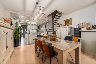 <p>Te koop: gesloten bebouwing in Sint-Niklaas, centraal gelegen nabij scholen, openbaar vervoer en invalswegen.</p>
<p> </p>
<p>Deze woning biedt een interessante opportuniteit voor wie een huis wil kopen en volledig naar eigen smaak wil renoveren. Gelegen in een residentiële woonomgeving nabij het centrum van Sint-Niklaas geniet u van een vlotte bereikbaarheid en alle dagelijkse voorzieningen in de buurt. De ruime living zorgt voor veel potentieel om een gezellige leefruimte te creëren. Bovendien beschikt de woning over een tuin van 40 m² met tuinhuis, ideaal om buiten te genieten. Met twee volwaardige slaapkamers en een praktische indeling vormt dit huis een sterke basis voor starters of investeerders.</p>
<p> </p>
<p>• Inkomhal van 4,11 m²<br />• Ruime living van 51,66 m² met tal van indelingsmogelijkheden<br />• Wasplaats met aansluiting voor wasmachine en droogkast<br />• Badkamer van 6,17 m²<br />• Twee slaapkamers van 15,03 m² en 15,45 m²<br />• Tuin van 40 m² met tuinhuis<br />• Zolder van 14,34 m² met extra bergruimte</p>
<p> </p>
<p>Troeven<br />• Centrale ligging nabij centrum, scholen en openbaar vervoer<br />• Ruime living met veel mogelijkheden<br />• Tuin met tuinhuis</p>
<p> </p>
<p>Neem vandaag nog contact op met je ERA-makelaar voor een bezoek.</p>
<p> </p>
<p>JOUW DROOMHUIS. ZO GEVONDEN!</p>