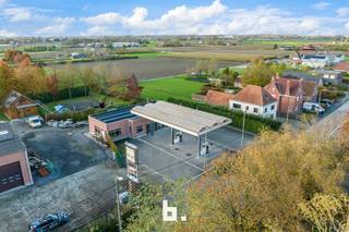 Vergund tankstation met bijhorende shop die als woning herbestemd kan worden, achterliggende mooi aangelegde tuin voorzien van bufferbekken...