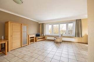 <p><span>Appartement d'angle lumineux avec 3 chambres, terrasse ensoleillée et garage box dans une rue calme</span></p><p><span> </span></p><p><span>Vous êtes à la recherche d'un appartement spacieux dans un endroit calme, tout en étant proche de tout ? C'est l'endroit idéal pour vous. Situé dans un petit immeuble de seulement trois unités, ce lumineux appartement d'angle au deuxième étage dispose d'un agréable espace de vie, de trois chambres à coucher et d'une terrasse ensoleillée orientée sud-ouest. La rue calme, la vue dégagée et le garage box (coachement obligatoire à €25,000,) complètent le tableau.</span></p><p><span> </span></p><p><span>Beaucoup de lumière et un espace de vie agréable</span></p><p><span>On entre dans l'appartement par la porte de sécurité. Le hall d'entrée avec sol carrelé dispose de suffisamment d'espace pour un placard de vestiaire. De ce hall, on accède aux différentes pièces de l'appartement.</span></p><p><span>L'espace de vie d'environ’ca. 40 m² est merveilleusement ouvert, lumineux et sans aucun doute le cœur de l'appartement. Grâce à sa situation en angle et aux nombreuses fenêtres, vous bénéficiez d'une lumière naturelle agréable et d'une vue dégagée. Il y a suffisamment d'espace pour un coin salon confortable et une grande table à manger. Le sol carrelé est pratique à entretenir et les volets électriques – présents dans tout l'appartement – apportent un confort supplémentaire.</span></p><p><span>Vous trouverez ensuite la cuisine en L, pratique, avec de nombreux placards blancs et équipée d'un évier en acier inoxydable, d'une cuisinière électrique, d'un four et d'un lave-vaisselle. La cuisine est un peu vieillotte, mais elle est tout à fait fonctionnelle et offre une bonne base pour ceux qui souhaitent la moderniser plus tard.</span></p><p><span> </span></p><p><span>Trois chambres et une salle de bains rénovée</span></p><p><span>En passant par le hall de nuit, on accède aux toilettes séparées pour les invités et aux trois chambres. La chambre principale, comme les autres chambres, est située au calme à l'arrière et donne un accès direct à la terrasse. En outre, il y a deux pièces supplémentaires qui pourraient parfaitement servir de chambre d'enfant, de bureau, de dressing ou de salle de loisirs –. Le choix est le vôtre. </span></p><p><span>La salle de bains a été rénovée en 2023 et est fraîche et contemporaine. Vous y trouverez une douche spacieuse à l'italienne, un meuble lavabo avec une armoire à glace et un espace de rangement supplémentaire. La connexion pour un lave-linge et un sèche-linge se trouve également ici, ainsi qu'un radiateur sèche-serviettes et une ventilation mécanique.</span></p><p><span> </span></p><p><span>Terrasse sud-ouest bienheureuse</span></p><p><span>Depuis la chambre, on accède à la terrasse d'environ 8,5 m². Grâce à son orientation sud-ouest, elle est très ensoleillée l'après-midi et le soir. Avec une petite table, quelques chaises et quelques plantes, vous pouvez créer un espace extérieur agréable en un rien de temps.</span></p><p><span> </span></p><p><span>Un cadre de vie calme avec tout à proximité</span></p><p><span>Vous vivez ici dans une rue très calme d'Aartselaar, un quartier agréable où vivent de nombreuses jeunes familles. Les magasins, les écoles et les installations sportives sont tous accessibles à vélo. Pour les navetteurs, l'emplacement est particulièrement intéressant : vous avez un accès facile à Anvers et à Bruxelles. Les transports publics sont également à proximité, avec un arrêt de bus dans la Pierstraat.</span></p><p><span> </span></p><p><span> </span></p>