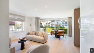 This fully move-in ready ground floor apartment places you at one of Knokke’s most sought-after addresses. The intimate residence on the prestigious Bayauxlaan combines peace and privacy with immediate access to the beach, shops, and restaurants.<br /><br />Inside, you’ll find two spacious bedrooms, each with an ensuite bathroom, and a generous living area with open kitchen. Large windows connect seamlessly to the charming south-facing garden, bathed in sunlight from morning till evening.<br /><br />An additional asset: possibility to purchase a parking space in the building.