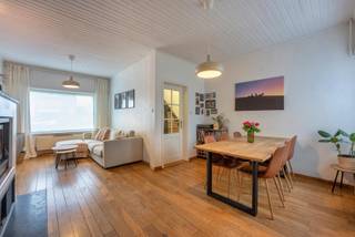 Instapklare half open bebouwing met drie slaapkamers, tuin en zonnepanelen.
Deze gezellige woning bevindt zich in een groene omgeving en heeft volgende indeling:
Op het gelijkvloers een inkomhal.
Een lichtrijk leefgedeelte op parket vloer, een ingebouwde houtkachel, overal dubbel glas en rolluiken.
Een volledig ingerichte keuken, met kookgedeelte, spoelbak, oven, koelkast en nieuwe vaatwasser.
Een ruime badkamer met ligbad, douche en dubbele lavabo en natuurlijke verluchting. Apart toilet.
Technische ruimte met CV ketel en plaats voor wasmachine en droogkast met doorgang naar de tuin.
Op de eerste verdieping twee slaapkamers, waarvan één ingericht als dressing.
De tweede verdieping omvat een volledig afgewerkte, derde slaapkamer.
De tuin is zuidoost gelegen, terras aan de woning en achteraan een tuinhuis/garage, met tweede overdekt terras.
EPC D (geen renovatieplicht), Elektriciteit conform, geen asbest, geïsoleerd dak met zonnepanelen.
Deze woning is rustig gelegen maar toch in de directe omgeving van het centrum, scholen en openbaar vervoer. Verschillende fiets en wandelroutes in de buurt.