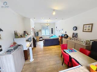 <h3><span>Op te frissen stadswoning met tuin en uitbreidingsmogelijkheden in hartje Geraardsbergen!</span></h3><p><span>Bent u op zoek naar een charmante woning op wandelafstand van het centrum van Geraardsbergen, met een zonnige tuin én uitbreidingspotentieel? Dan is deze op te frissen gezinswoning precies wat u zoekt!</span></p><p><span>Indeling:</span></p><p><span>Gelijkvloers:</span><span><br />U komt binnen via een inkomhal en betreedt vervolgens de ruime, lichtrijke leefruimte met open keuken en eetplaats perfect voor gezellige avonden met het gezin of vrienden. Verder is er een gastentoilet en een praktische berging aanwezig.</span></p><p><span>Tuinverdieping:</span><span><br />Geniet van een mooi aangelegd terras en een ruime tuin waar het heerlijk vertoeven is in alle rust, midden in de stad.</span></p><p><span>Eerste verdieping:</span><span><br />Hier vindt u twee volwaardige slaapkamers en een comfortabele badkamer met ligbad, douche, lavabomeubel en een tweede toilet.</span></p><p><span>Tweede verdieping (zolder):</span><span><br />De zolder biedt heel wat potentieel: maak er twee extra slaapkamers van, een bureau of hobbyruimte de mogelijkheden zijn eindeloos!</span></p><p><span>Troeven:</span><span><br />Nieuwe centrale verwarming op aardgas<br />Elektriciteit conform AREI<br />Asbestveilig<br />Laag EPC géén renovatieverplichting<br />Uitstekende ligging dichtbij winkels, scholen en openbaar vervoer</span></p><p><span>Interesse?</span><span><br />Reageer via de advertentie en wij contacteren u graag voor een afspraak. Mis deze kans niet om van deze stadswoning uw nieuwe thuis te maken!</span></p>