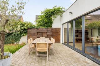 Dit moderne en volledig vernieuwde woonhuis op 365m2 in Gavere biedt u een perfecte combinatie van eigentijds design en praktische leefruimte. INTERIEUR EN PLATTEGRONDBij binnenkomst wordt u ontvangen in een ruime, lichte hal met praktische garderobe- en opslagoplossingen. De woning beschikt over drie slaapkamers, ideaal voor gezinnen of voor thuiswerking. De hoofdslaapkamer kan genieten van een dressingsruimte.De keuken is een hoogtepunt van deze woning. Met een moderne, volledig uitgeruste lay-out in wit met houten accenten, beschikt deze over een kookeiland, ingebouwde apparatuur inclusief oven en inductiekookplaat, en voldoende werkblad- en opslagruimte. De keuken opent naadloos uit naar de leefruimte, wat een open-concept leefstijl bevordert.De grote woon- en eetkamer is een lichte ruimte met houten vloeren. Deze ruimte biedt volop plaats voor beide functies en beschikt over grote raampartijen die uitzicht bieden op het terras en de tuin. De luxe badkamer beschikt over twee wasbakken, een modern bad, toilet en een inloopdouche.Er zijn reeds zonnepanelen aanwezig.EK ConformLOCATIEGelegen in Gavere, een charmante gemeente in Oost-Vlaanderen, combineert deze woning het beste van beide werelden: rust en natuur, met toch goede verbindingen naar steden als Gent. De buurt is rustig en residentieel, ideaal voor gezinnen die kwaliteit van leven zoeken.Dit is een uitstekende kans om een modern, duurzaam huis te bezitten dat volledig klaar is voor onmiddellijke bewoning.