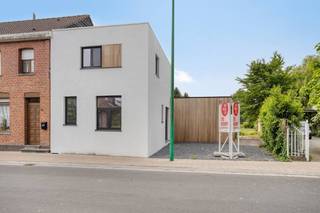 De woning betreden we via de zijgevel waar we u welkom heten in de inkomhal met vestiaire en gastentoilet. Vooraan de woning een apart bureel of...