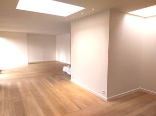 <p><span><strong>Vraag uw bezoek aan via info@optimusvastgoed.be!</strong></span><br /><span><strong>TE HUUR: Ruim appartement met 3 slaapkamers te Genk!</strong></span><br /><span>Dit ruim appartement is gunstig gelegen, vlakbij het centrum van Genk, waar u allerhande faciliteiten zoals winkels, eet- en drinkgelegenheden kan terugvinden. Het openbaar vervoer is tevens vlakbij.</span><br /><span>Het appartement ligt op de eerste verdieping in een kleinschalig appartementsgebouw en is bereikbaar met de trap. Het beschikt over een ruime inkomhal met gastentoilet en vestiaire. De ruime woonkamer geniet van zeer veel natuurlijke lichtinval en geeft toegang tot één van de terrassen. De keuken is voorzien van een vaatwasser, keramische kookplaat, dampkap, ingebouwde koelkast en diepvriezer. De nachthal biedt toegang tot de 3 slaapkamers en een badkamer, dewelke voorzien is van een inloopdouche, toilet en enkele wastafel. De kinderkamer heeft een aparte kleedkamer, de twee andere zijn voorzien van een ingebouwde kleerkast. De masterbedroom heeft toegang tot een tweede terras en een ensuite badkamer met ligbad en dubbele wastafel en voldoende bergruimte. Aangrenzend aan de badkamer ligt de dressing. Tevens is er een ruime bergruimte/wasplaats. Het appartement wordt verwarmd met stookolie en er is in de woonkamer een houthaard aanwezig. Er is voldoende parkeermogelijkheid aan en rond het appartement. De maandelijkse kosten omvatten de verwarming en het waterverbruik.</span><br /><span><strong>Ligging:</strong></span><br /><span>Gunstige ligging vlakbij het centrum van Genk met het openbaar vervoer in de nabije omgeving.</span><br /><span><strong>Indeling:</strong></span><br /><span>Inkomhal met vestiaire en gastentoilet, woonkamer met houthaard, halfopen keuken met alle voorzieningen, nachthal, badkamer 1, 2 slaapkamers met inbouwkasten, masterbedroom met ensuite badkamer en terras, dressing en bergruimte/wasplaats, terras aan de woonkamer.</span><br /><span><strong>Troeven:</strong></span><br /><span>- 3 slaapkamers!</span><br /><span>- Gunstige ligging!</span><br /><span>- Vlakbij centrum!</span><br /><span><strong>EPC C met certificaatnummer 20220501-0002592483-RES-1.</strong></span><br /><span><strong>Maandelijkse vaste kosten voor verwarming en waterverbruik: €200.</strong></span><br /><span><strong>Onmiddellijk beschikbaar.</strong></span></p>