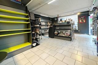 Ce local commercial unique au cœur de Blankenberge est parfaitement situé à un carrefour, à proximité du centre animé et de la digue. Grâce à son emplacement privilégié, ce bien bénéficie d'une grande visibilité et d'un trafic important, à la fois de touristes et de résidents locaux.<br /><br />L'espace commercial est aménagé comme suit : la partie vente se trouve à l'avant, à l'arrière se trouve un espace privé, idéal comme bureau. De plus, ce bien dispose d'un garage, ce qui est un ajout rare et précieux dans ce quartier animé. Enfin, la cuisine entièrement équipée, avec petite salle de bains et toilettes, est également accessible via le hall d'entrée.<br /><br />Grâce aux grandes fenêtres, il y a beaucoup de lumière à l'intérieur de l'espace commercial, ce qui crée une atmosphère accueillante.<br /><br />Que vous recherchiez un nouvel emplacement pour votre entreprise ou une opportunité d'investissement dans l'animée Blankenberge, ce bien commercial offre tout ce dont vous avez besoin pour réussir. Contactez-nous dès aujourd'hui pour plus d'informations ou pour organiser une visite.