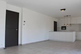 In het rustige Strijpen, vlak bij het centrum van Zottegem, bevindt zich dit instapklare gelijkvloerse appartement. Met twee ruime slaapkamers, twee terrassen, een ondergrondse autostaanplaats en energiezuinige voorzieningen biedt het appartement heel wat wooncomfort op een aangename locatie.<br /><br />Centraal bevindt zich de open en lichtrijke leefruimte met aansluitend de keuken. Vanuit de woonkamer heeft u rechtstreeks toegang tot het eerste terras, waardoor binnen en buiten mooi met elkaar verbonden worden.<br /><br />Het appartement beschikt verder over twee ruime slaapkamers, waarbij één slaapkamer rechtstreeks toegang biedt tot het tweede terras. Zo beschikt u aan beide zijden van het appartement over een aangename buitenruimte.<br /><br />De badkamer is uitgerust met zowel een ligbad als een afzonderlijke douche. Daarnaast zorgen de vloerverwarming en zonnepanelen voor extra comfort en een energiezuinige woonomgeving.<br /><br />Ook praktisch heeft het appartement heel wat te bieden. Een private autostaanplaats in de ondergrondse garage is inbegrepen. De aanwezige verlichting en verduistering blijven bovendien hangen, waardoor u het appartement meteen comfortabel kunt betrekken.<br /><br />De gemeenschappelijke kosten bedragen €55 per maand. Heeft u interesse? Dien dan eenvoudig uw bezoekaanvraag in via de website van Immo Francois. Wij nemen graag contact met u op om een bezoekmoment in te plannen.<br /><br />