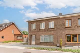 <h3><span>Gezinswoning met 3 slaapkamers, garage en rustige ligging nabij het centrum</span></h3>
<p><span>Deze verzorgde gezinswoning uit 1969 combineert een rustige woonomgeving met een praktische ligging op korte afstand van het centrum, scholen en dagelijkse voorzieningen. Met een bewoonbare oppervlakte van 120 m², drie slaapkamers, een eigen oprit, garage en een aangename buitenruimte vormt dit een woning waar comfort en functionaliteit mooi samenkomen. De straat werd recent heraangelegd, wat bijdraagt aan een verzorgde en aangename woonomgeving.</span></p>
<h4><span>Indeling</span></h4>
<p><span>Via de inkomhal komt u terecht in de ruime en lichtrijke leefruimte. Dankzij de grote raampartijen geniet deze ruimte van een aangename natuurlijke lichtinval. De leefruimte laat zich vlot indelen met een comfortabele zithoek en een gezellige eetplaats.</span></p>
<p><span>Aansluitend bevindt zich de hedendaagse en volledig uitgeruste keuken. Deze ruimte combineert gebruiksgemak met voldoende werk- en bergruimte, waardoor koken en samenzijn centraal staan in het dagelijkse leven.</span></p>
<p><span>Verder beschikt de woning over een praktische kelder die extra opslagmogelijkheden voorziet.</span></p>
<p><span>Op de verdieping bevinden zich drie volwaardige slaapkamers en een verzorgde badkamer. De kamers zijn veelzijdig inzetbaar als slaapkamer, kinderkamer, hobbyruimte of thuiswerkplek.</span></p>
<h4><span>Wooncomfort</span></h4>
<p><span>De woning werd doorheen de jaren goed onderhouden en straalt een verzorgde indruk uit. De logische indeling, aangename leefruimtes en praktische voorzieningen maken dit een comfortabele gezinswoning voor zowel jonge gezinnen als koppels die extra ruimte wensen.</span></p>
<h4><span>Buitenleven</span></h4>
<p><span>Buiten geniet u van een onderhoudsvriendelijk perceel van 266 m². De eigen oprit zorgt voor extra parkeergelegenheid. Achteraan bevindt zich een afzonderlijke garage en een overkapping die het hele jaar door extra gebruiksruimte creëert. Een ideale plek om buiten te ontspannen, te genieten van een maaltijd of praktische opslag te voorzien.</span></p>
<h4><span>Technische troeven</span></h4>
<ul>
<li><span>EPC-label C</span></li>
<li><span>Conforme elektrische installatie</span></li>
<li><span>Goed onderhouden woning</span></li>
<li><span>Praktische kelder</span></li>
<li><span>Eigen oprit en garage</span></li>
</ul>
<h4><span>Ligging</span></h4>
<p><span>De woning bevindt zich in een rustige straat die recent werd vernieuwd. Scholen, winkels, openbaar vervoer en het centrum bevinden zich op korte afstand. Hierdoor combineert deze locatie een aangename woonrust met een vlotte bereikbaarheid.</span></p>
<h4><span>Interesse?</span></h4>
<p><span>Bent u op zoek naar een verzorgde gezinswoning met drie slaapkamers, garage en een rustige ligging dichtbij alle voorzieningen? Neem contact op met Domestic makelaars 014 61 03 86 voor meer informatie of plan een bezoek ter plaatse.</span></p>