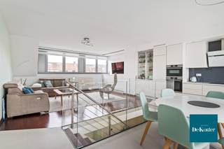 Dit stijlvolle duplexappartement is gelegen op de eerste en tweede verdieping van een kleinschalige, goed onderhouden residentie, LA LUNA genaamd. Het appartement combineert comfort, licht en kwaliteit. Het gebouw beschikt over een lift die uitkomt op een open passerelle. De gemeenschappelijke delen zijn smaakvol afgewerkt met natuursteen, wat meteen een verzorgde en kwalitatieve indruk geeft.<br /><br />Bij het betreden van het appartement komt u terecht in een ruime inkomhal met vestiaire, gastentoilet en een praktische berging met technische voorzieningen. Aan de achterzijde bevinden zich twee volwaardige slaapkamers, evenals een aparte berging met aansluiting voor wasmachine en droogkast. De ruime badkamer is volledig ingericht en afgewerkt met stijlvolle meubels in hoogglanslak.<br /><br />Via een open trap met glazen balustrade bereikt u de bovenverdieping. Hier bevindt zich aan de achterzijde een strak vormgegeven, volledig geïnstalleerde witte keuken. De keuken sluit naadloos aan op de eetruimte en geeft samen toegang tot een ruim en zonnig terras van maar liefst 24 m².<br /><br />Aan de voorzijde bevindt zich de ruime en gezellige leefruimte. De open indeling en glazen valbescherming zorgen voor een luchtig en ruimtelijk gevoel doorheen het volledige appartement.<br /><br />Als troef beschikt dit appartement over een ruime garagebox. Deze kan aangekocht worden aan €28.000,-.<br /><br />De gemeenschappelijke kosten bedragen €100,-/maand.